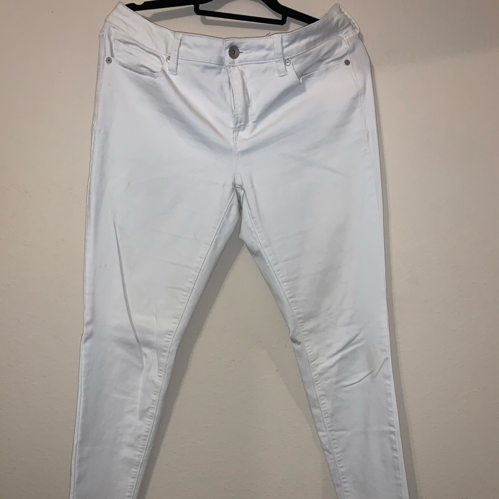 Skinny white pants.